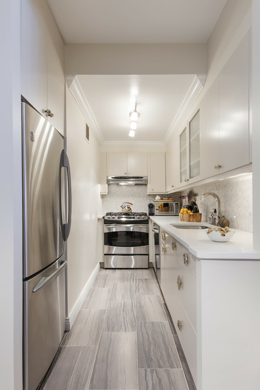 galley narrow cocinas alargadas kitchens lightens apartmenttherapy duplex maximize corridor sweeten