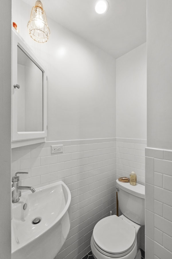 Relaxing white bathroom