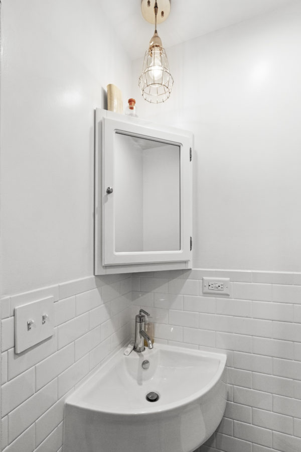 Relaxing white bathroom