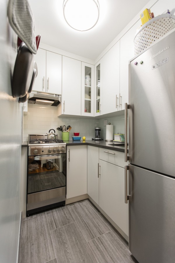 5 White Subway Tile Kitchens Display A Classic Trend Sweeten Com   SWEETEN Jill Kitchen 03 600x900 