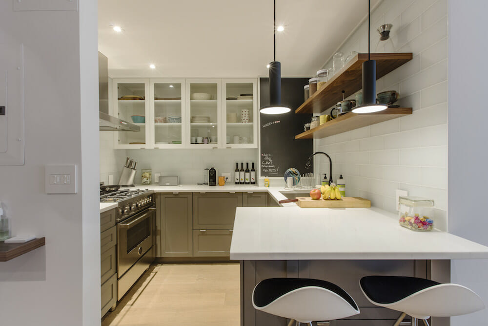 5 Small Kitchens With a Peninsula Squeeze in Space & Seats Sweeten