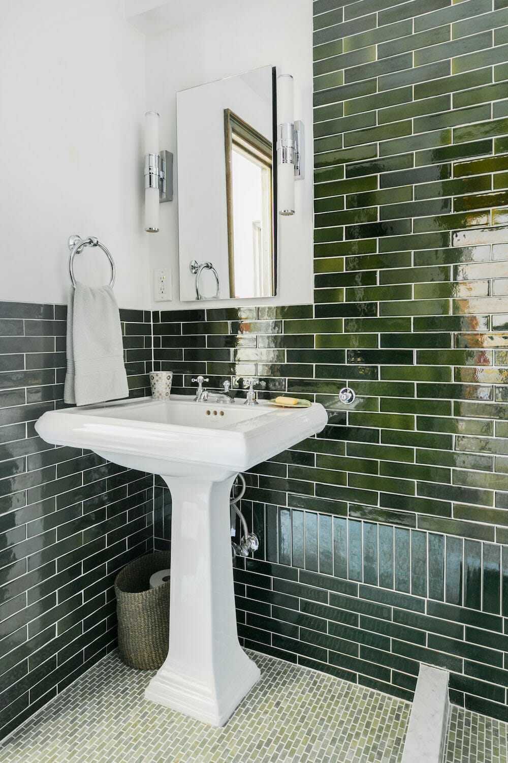 Ванная комната Gramercy Park, ремонт ванной комнаты, кафель, стеклянная перегородка, кафельный пол, кафельная стена, раковина на пьедестале