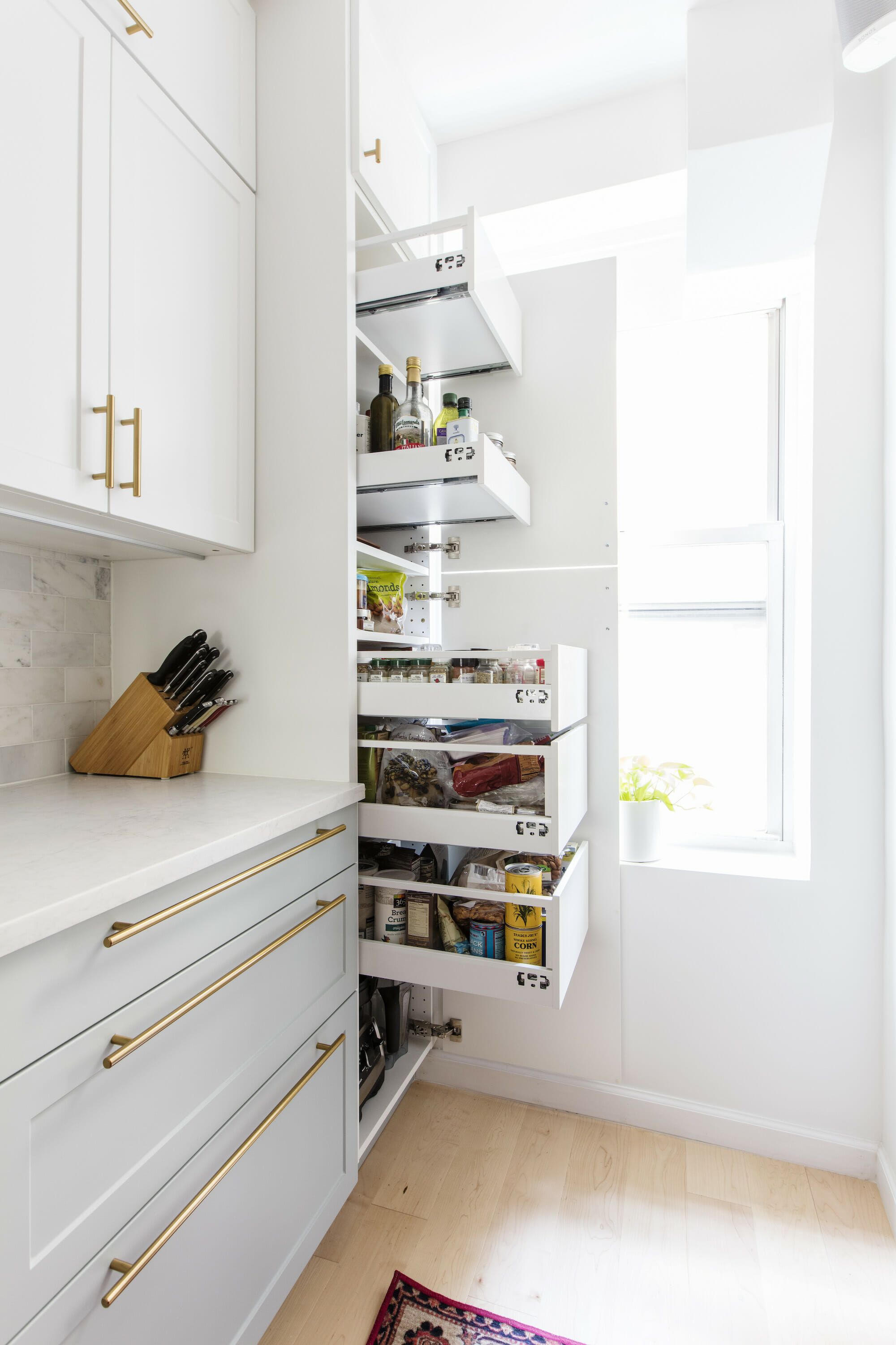 kitchen pantry, pull-out drawers