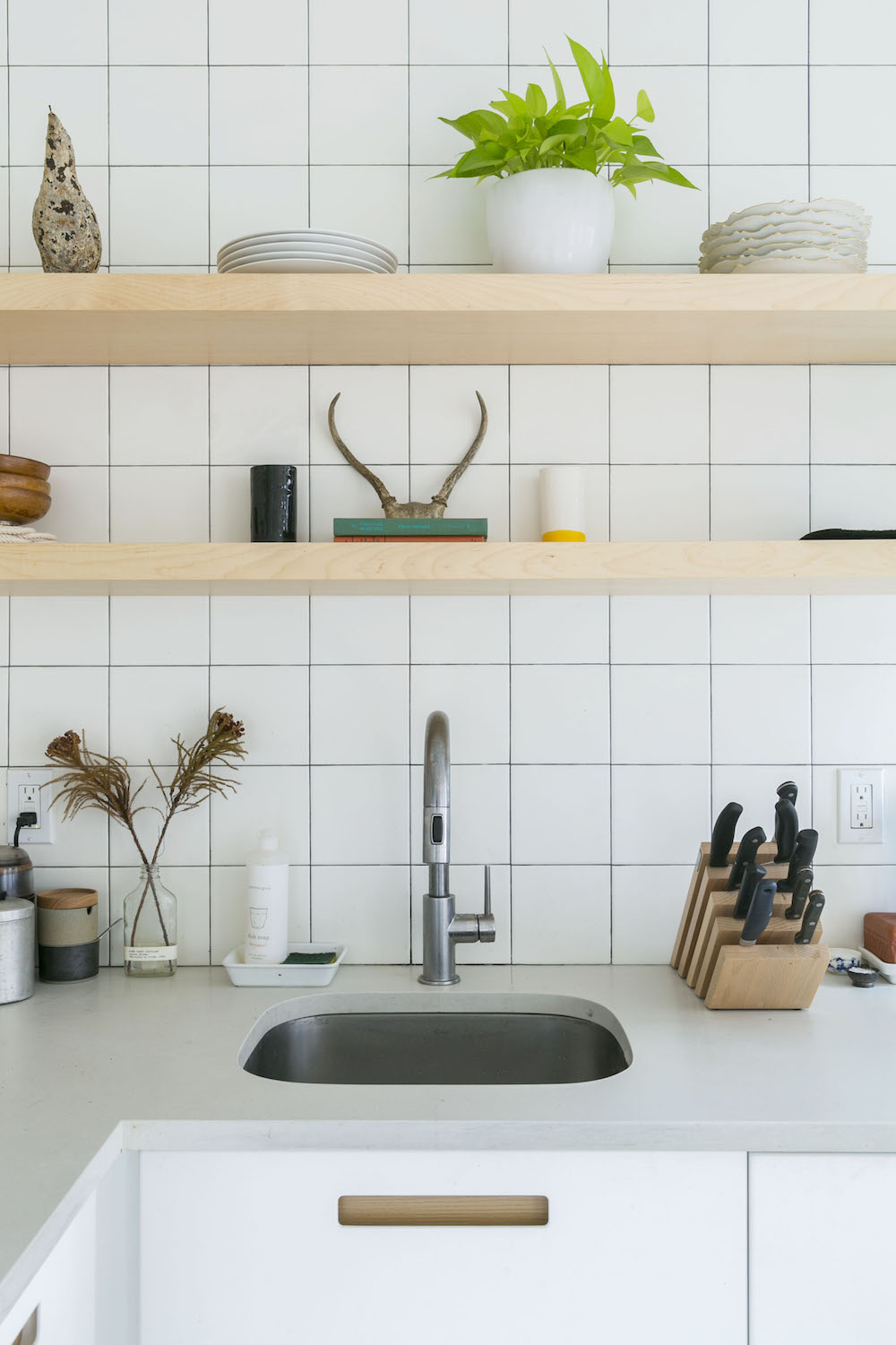 Кухонная мойка с матовыми бетонными столешницами и фартуком из белой плитки