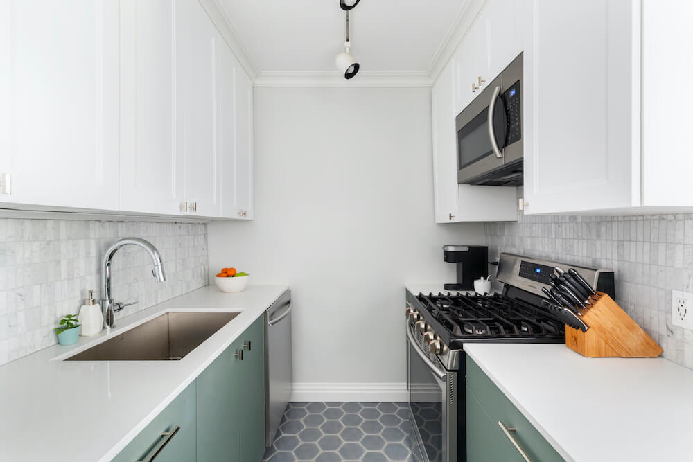 Een wijze groene keuken plus badkamerrenovatie in Kips Bay, NYC