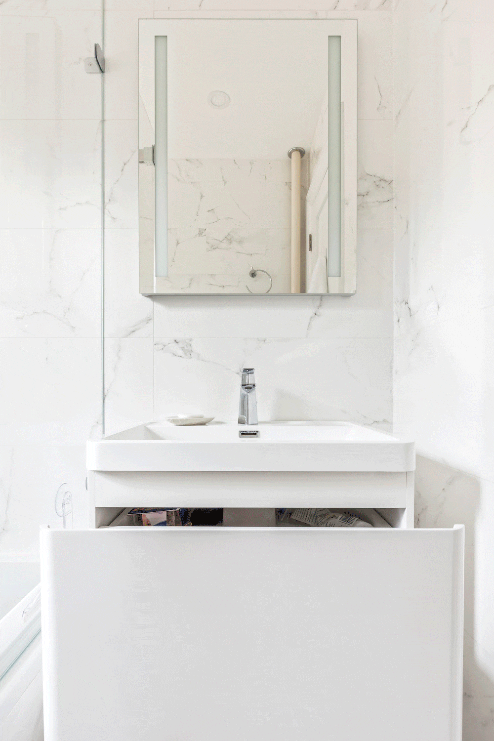 Moving image of the bathroom vanity features