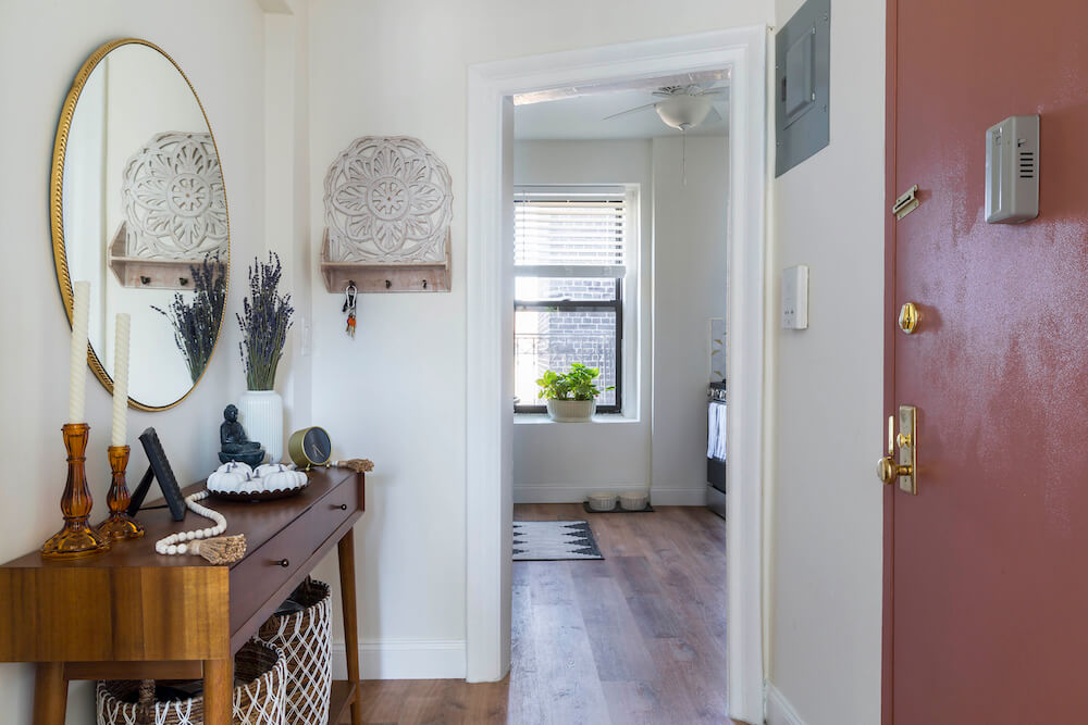 900 square feet Remodeled apartment showing entryway