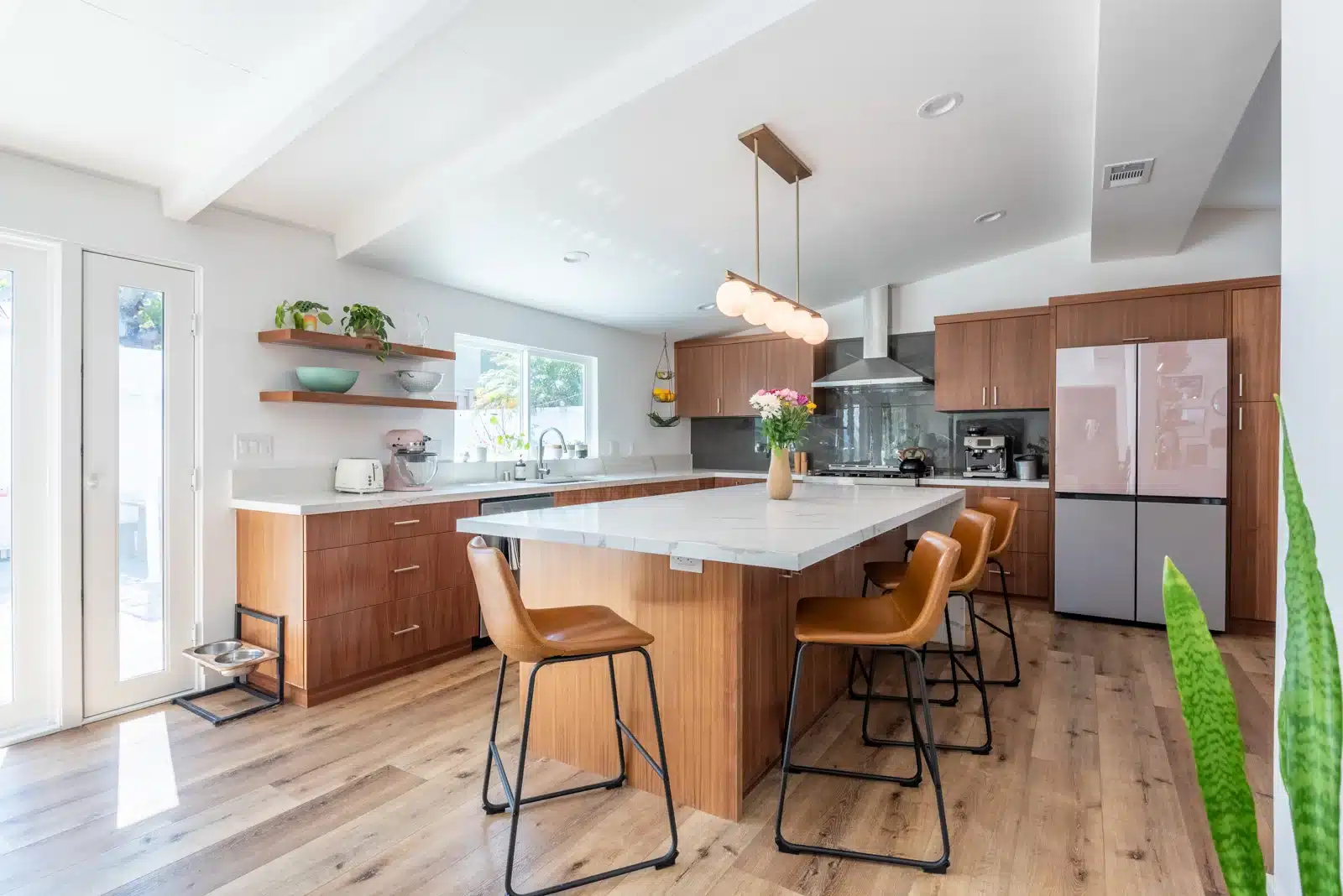 houten keuken met vinylvloeren bij renovatie van een huis in Culver City