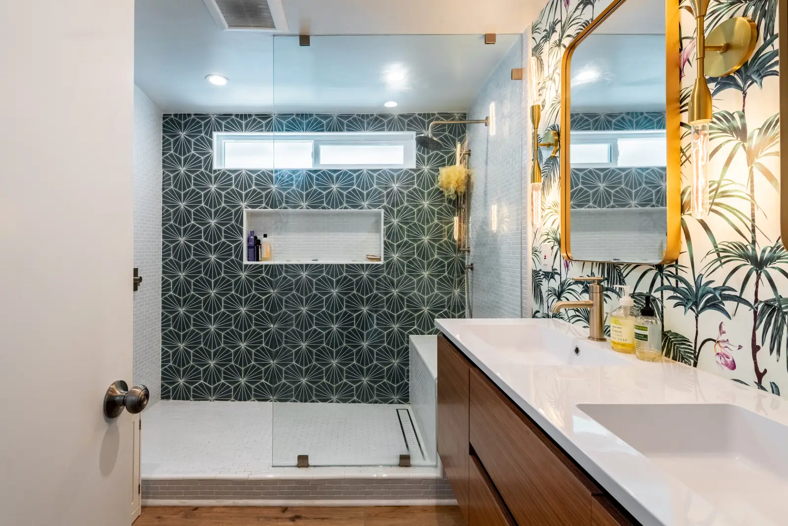 groene en witte douchetegel met zitbanken in huisrenovatie in Culver City