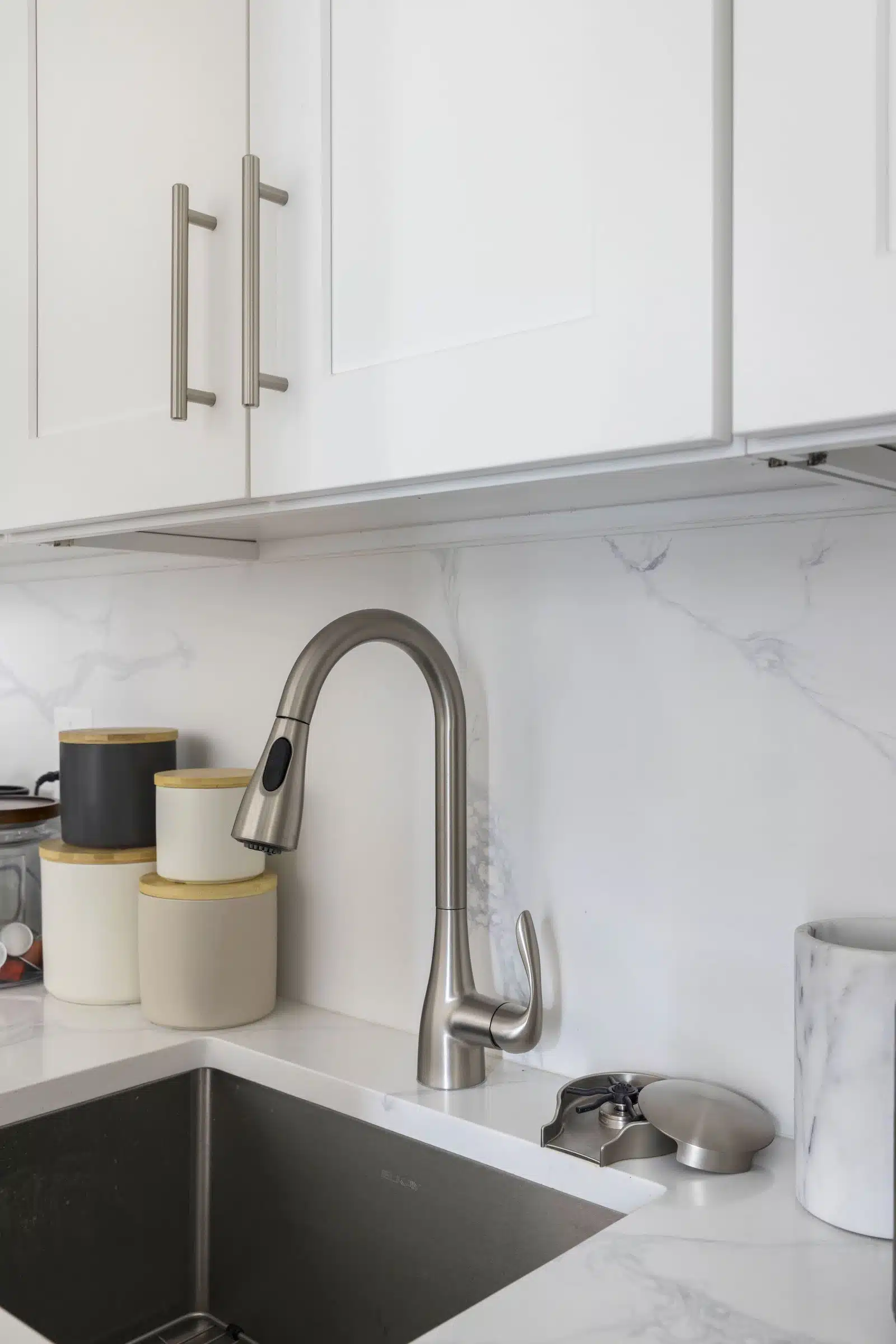 pull-down faucet with marble look backsplash