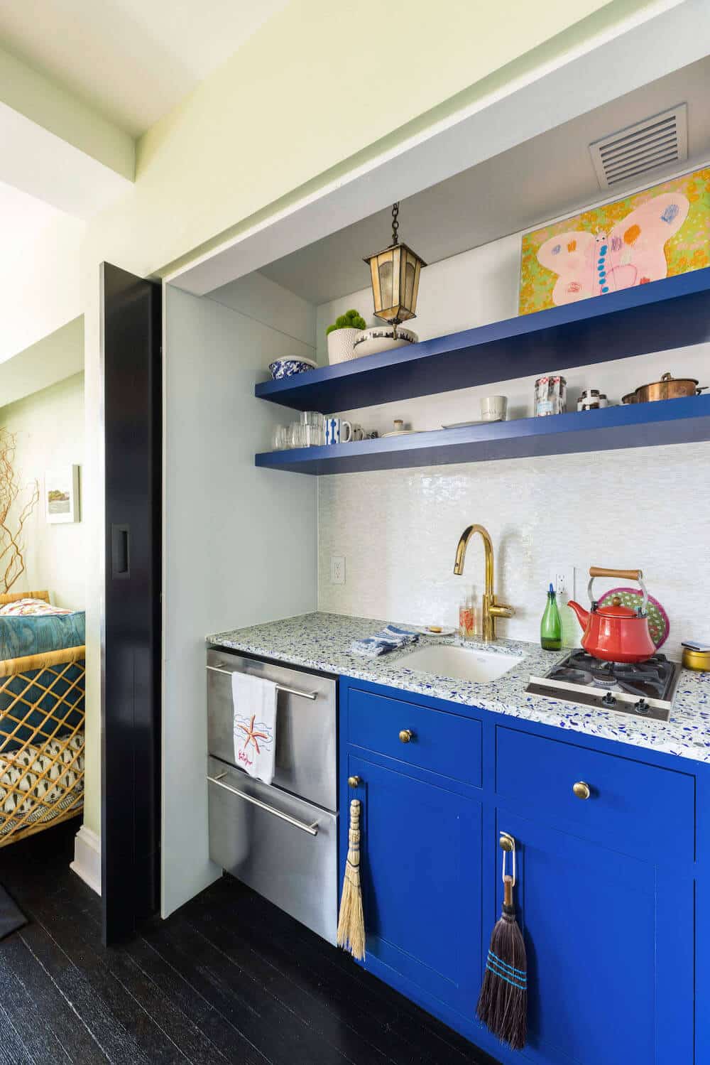kobaltblauwe keukenkastjes met dubbele deuren om keuken weg te werken