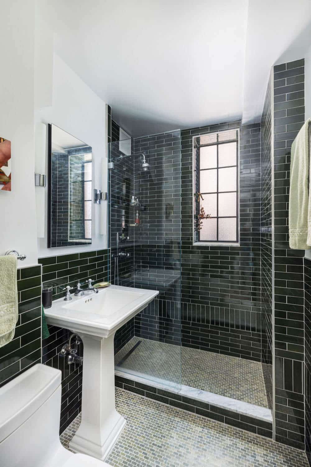badkamer met donkergroene tegels en voetstukgootsteen in de renovatie van het Gramercy-park