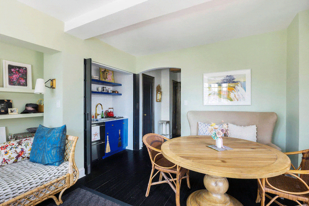 renovatie studio-appartement in Gramercy Park met keukendeuren die open en dicht kunnen